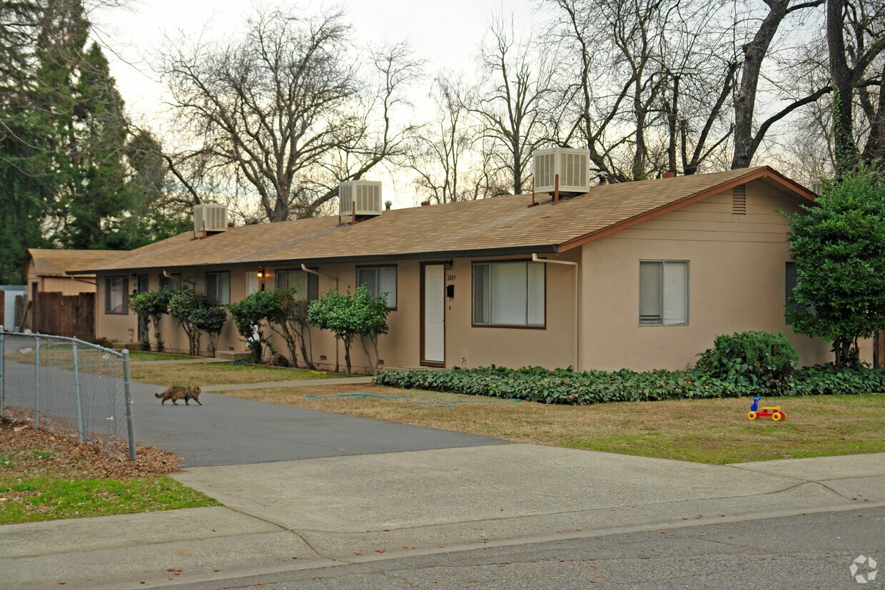 Primary Photo - 2889-2893 Mahan St