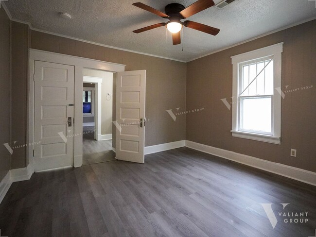 Building Photo - Two Bedroom, One Bathroom Home