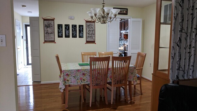 Building Photo - 13914 Woods Run Ct