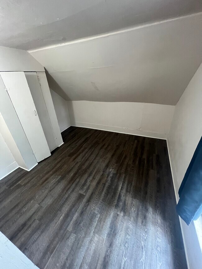 Foto del edificio - 323 N Ash St