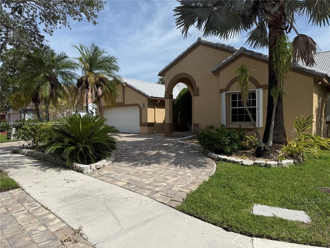 Foto principal - 807 Heritage Dr