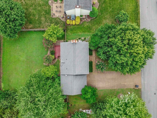 Building Photo - 235 Riverbend Dr