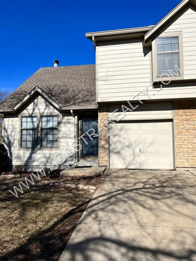 Foto principal - Spacious Duplex in Blue Valley-Available N...