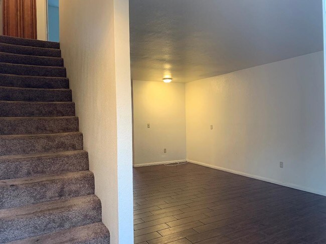 Building Photo - 3707 Hilltop Dr