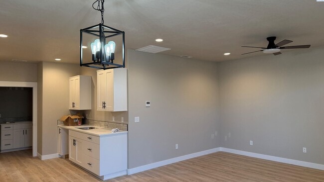 Building Photo - DUPLEX/Short Term Option Available