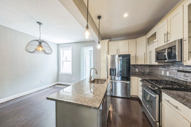 Building Photo - 723 K St NE