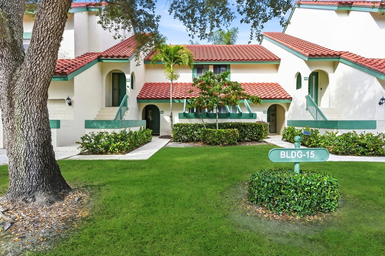 Primary Photo - 15 Lexington Ln E