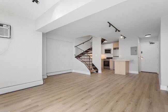 Building Photo - 6166 N Sheridan Rd