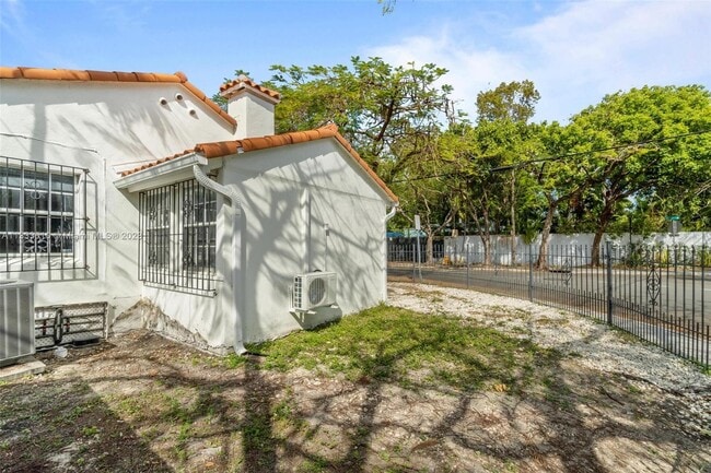 Building Photo - 100 SW 31st Rd