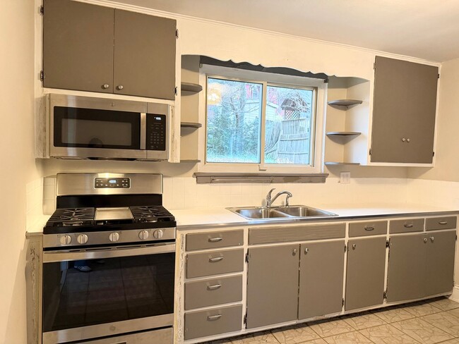 Building Photo - Beautiful Brick Home in Prime Hickory Location – Spacious Layout & Hardwood Floors!