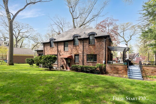 Building Photo - 28 Woodmer Ln
