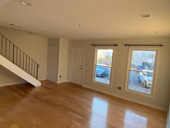 Building Photo - 1838 Jamestown Cir