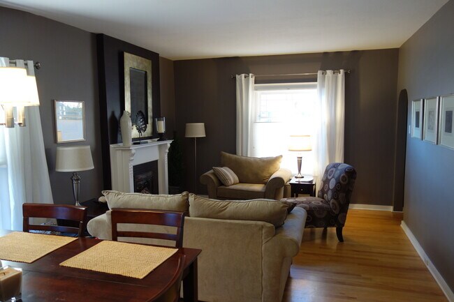 Foto del edificio - Updated Bungalow in Prime Highland's Location