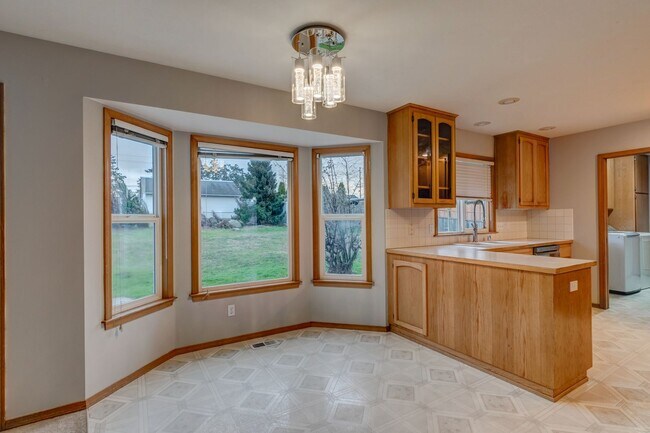 Foto del edificio - 4 bedroom, 3 bath Dog Friendly Home!