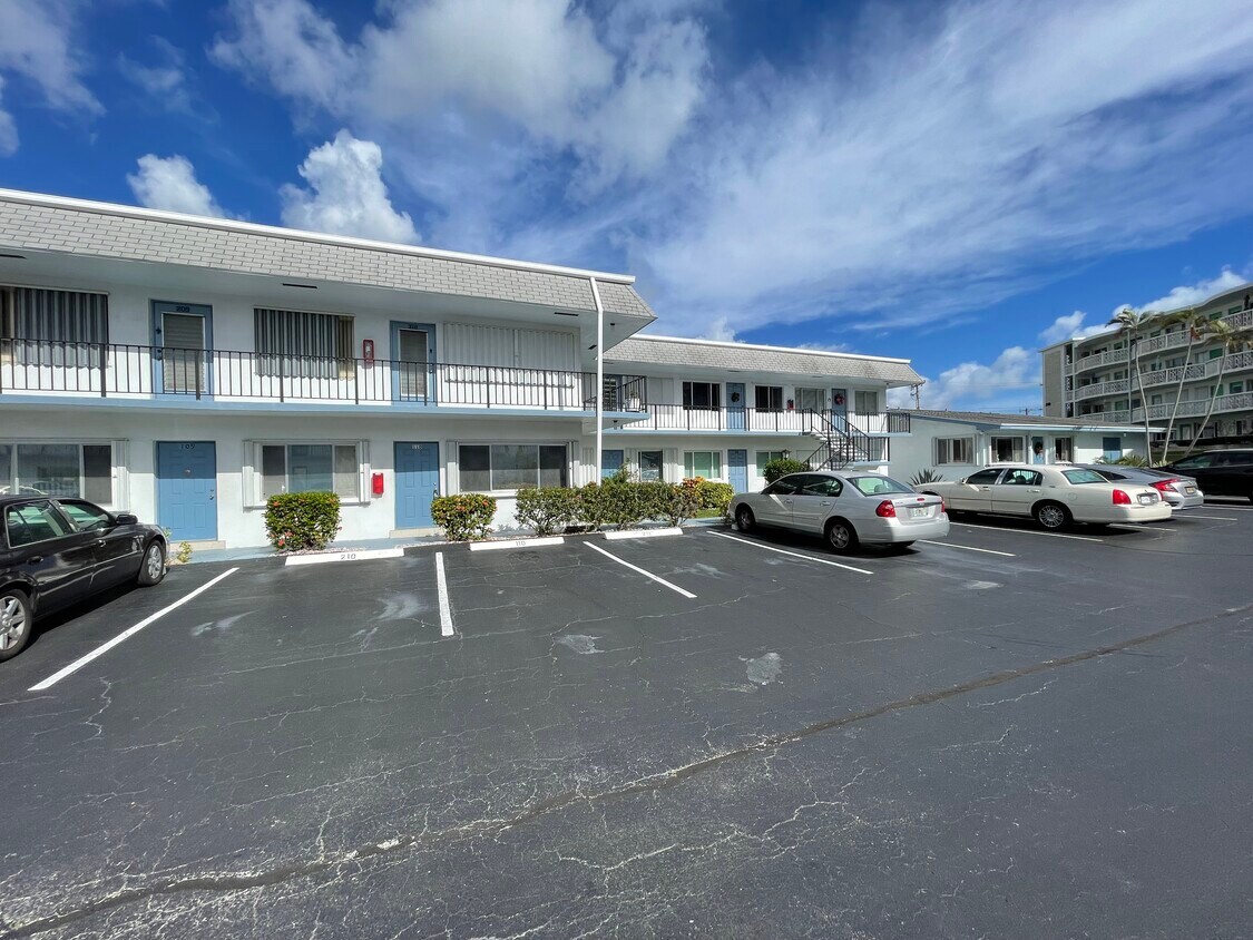 2400 Lake Osborne Dr Unit 110, Lake Worth Beach, FL 33461 Condo for
