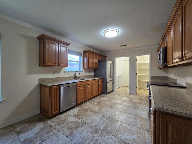 Foto del edificio - RENT SPECIAL - AVAILABLE NOW!
