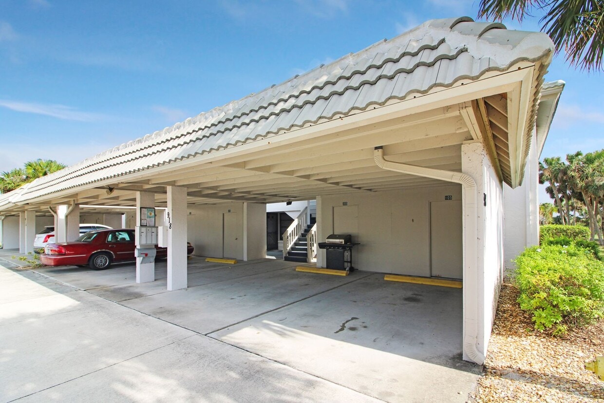 Primary Photo - Golfview Annual Condo for Rent