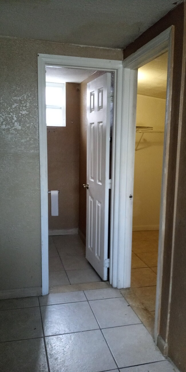 Building Photo - 2844 NW 22nd Ct