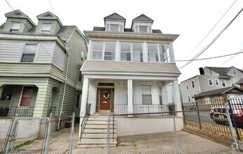 Building Photo - 176 Grafton Ave