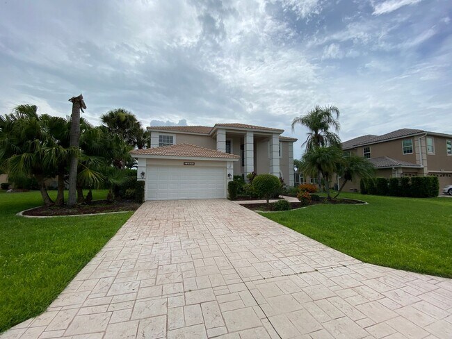 Building Photo - Huge 5 Bedroom Pool Home Available Now