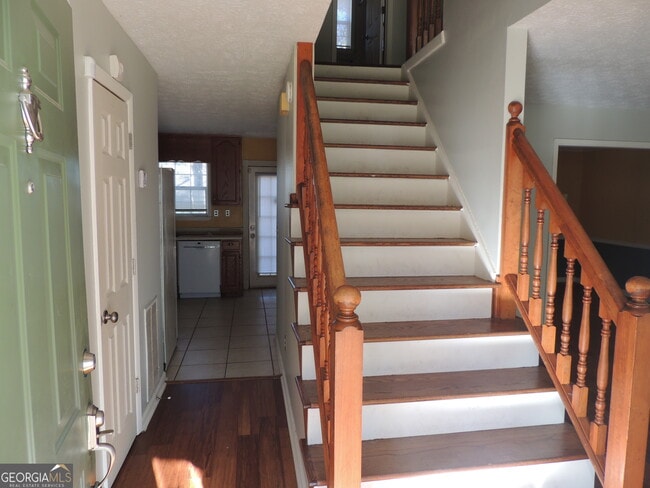 Building Photo - 492 Stonemill Manor