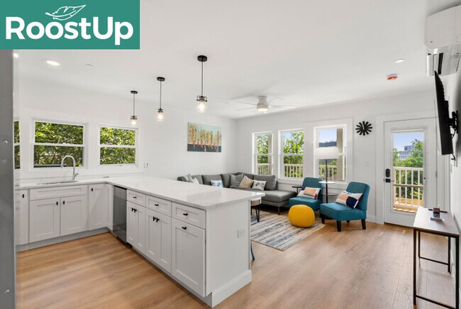 Foto del edificio - RoostUp Furnished Private Bedroom with Private Ensuite Bath in East Somerville!