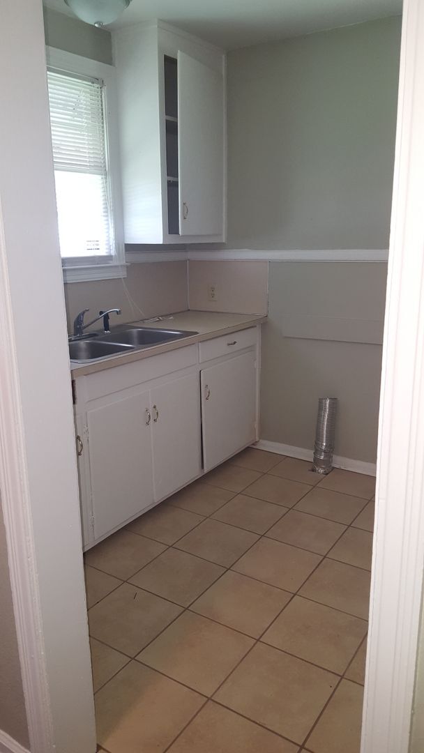Building Photo - 2 BR, 1 BA BRICK RANCH HOME WITH DRIVEWAY ...