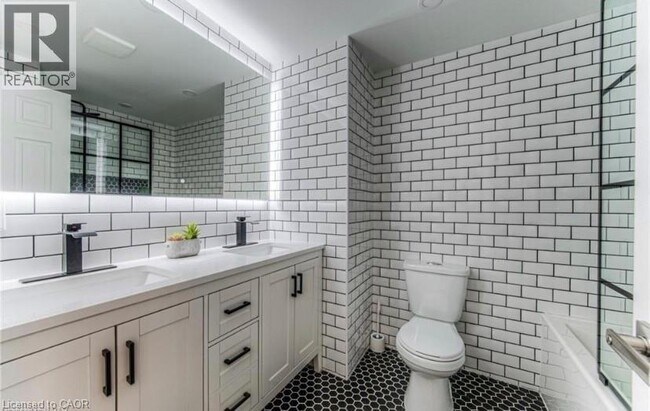 Photo du bâtiment - 238B NORTHLAKE Drive