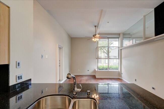 Foto del edificio - Marina District Condo with Private Patio a...