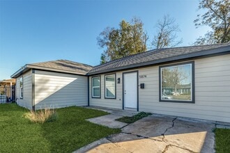 Building Photo - 5874 Belcrest St