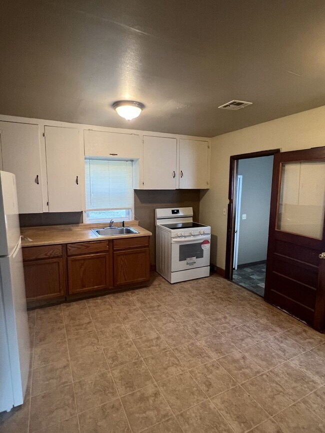Building Photo - 2 Bedroom, 1 Bathroom House with a Garage ...