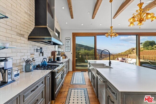 Foto del edificio - 2373 Tuna Canyon Rd