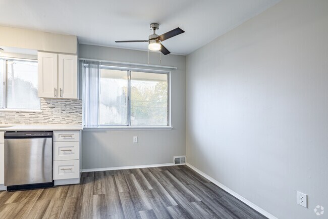 2 dormitorios, 1 baño - 896 pies cuadrados - Comedor - Golfview Apartments