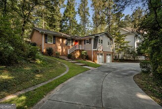 Building Photo - 1460 Valley View Rd