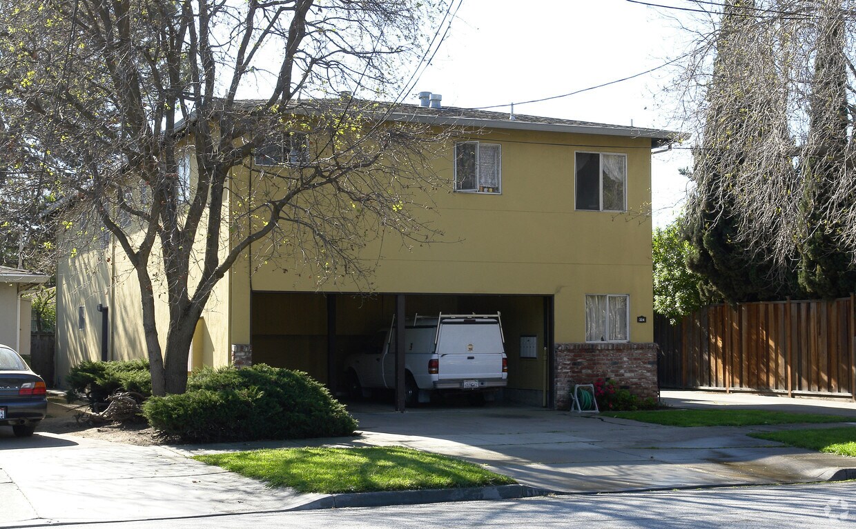 Building Photo - 324 Standish St