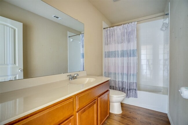 Building Photo - 301 Plum Dr