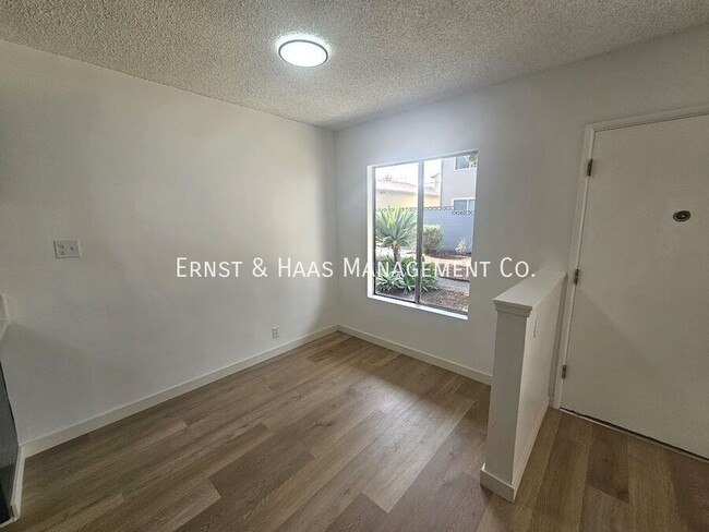 Building Photo - Renovated Spacious 2 Bedroom 1 Bathroom Ap...