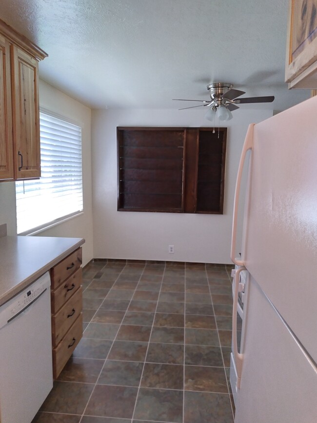 Kitchen/dining - 676 E 400 N