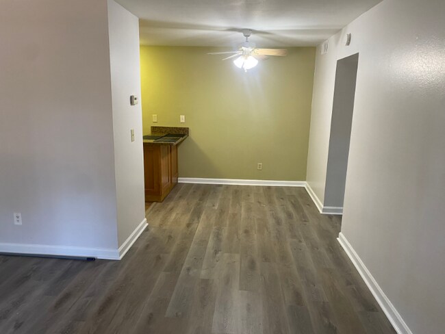 Building Photo - 3085 Colonial Way