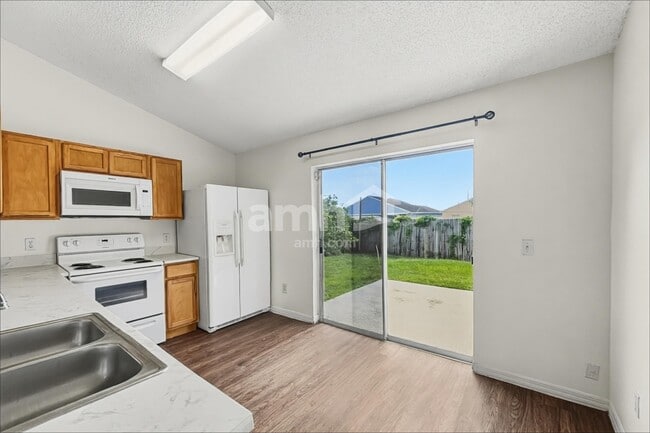 Foto del edificio - 732 McLean Ct
