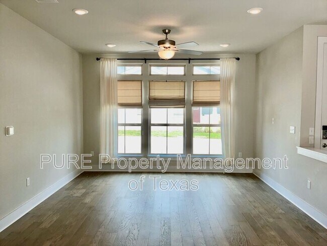 Foto del edificio - 8315 Laughlin Ln