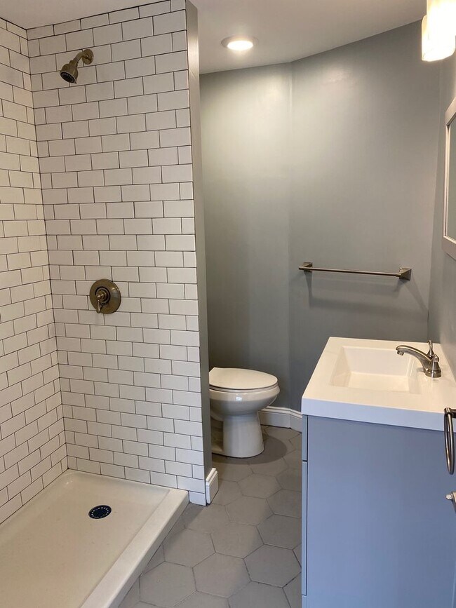 Foto del edificio - Beautifully renovated 2 bed 1 bath in the heart of East Boston