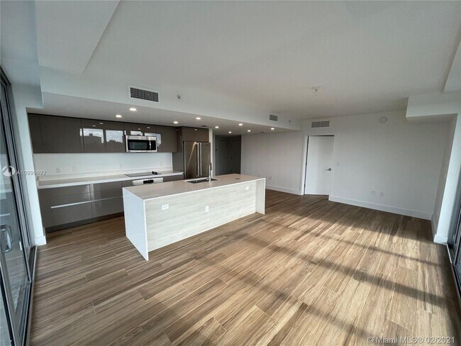 Foto del edificio - 13800 Highland Dr