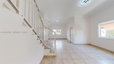 Building Photo - 323 SW 36th Ave