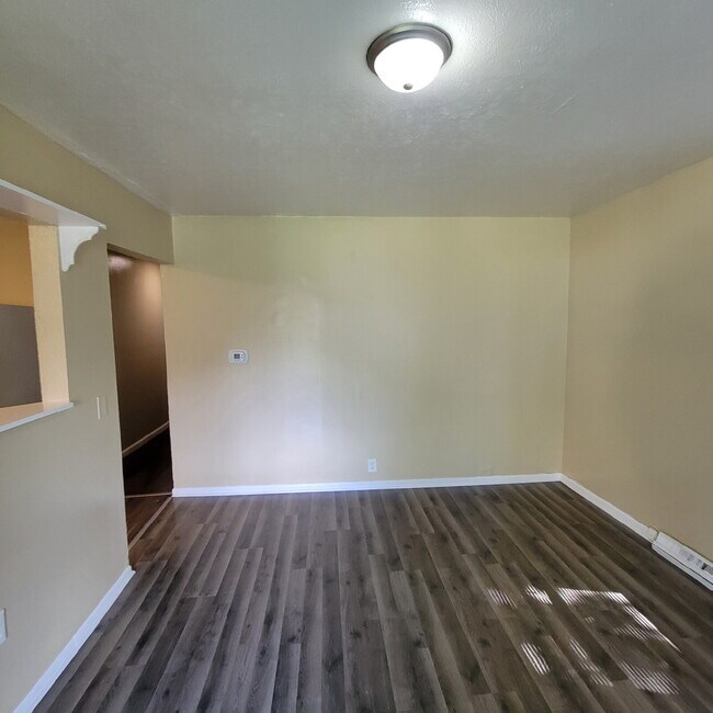 Building Photo - 3 Bedroom less than a mile from iconic Garfield Park city park & Conservatory