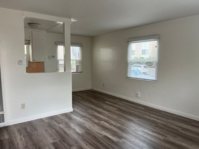 Foto del edificio - Fashion Valley West, USD -Charming Cottage...