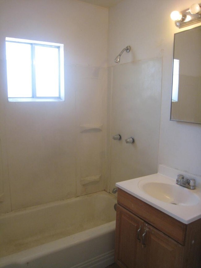 Bathroom - 404 W Van Buren Ave