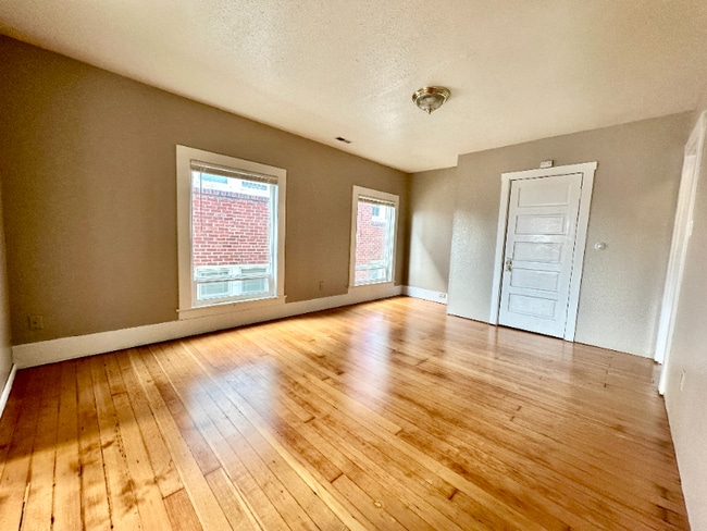 Building Photo - 805 S I St