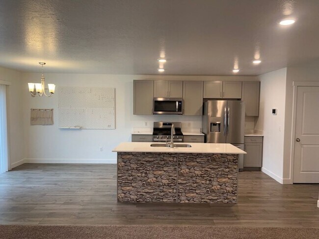 Foto del edificio - Beautifully Spacious Townhome in Payson, UT  Open house this Saturday 5/9/2026  12-1 pm-  $150 Am...