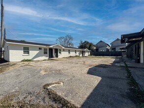 Building Photo - 206 E 33rd St